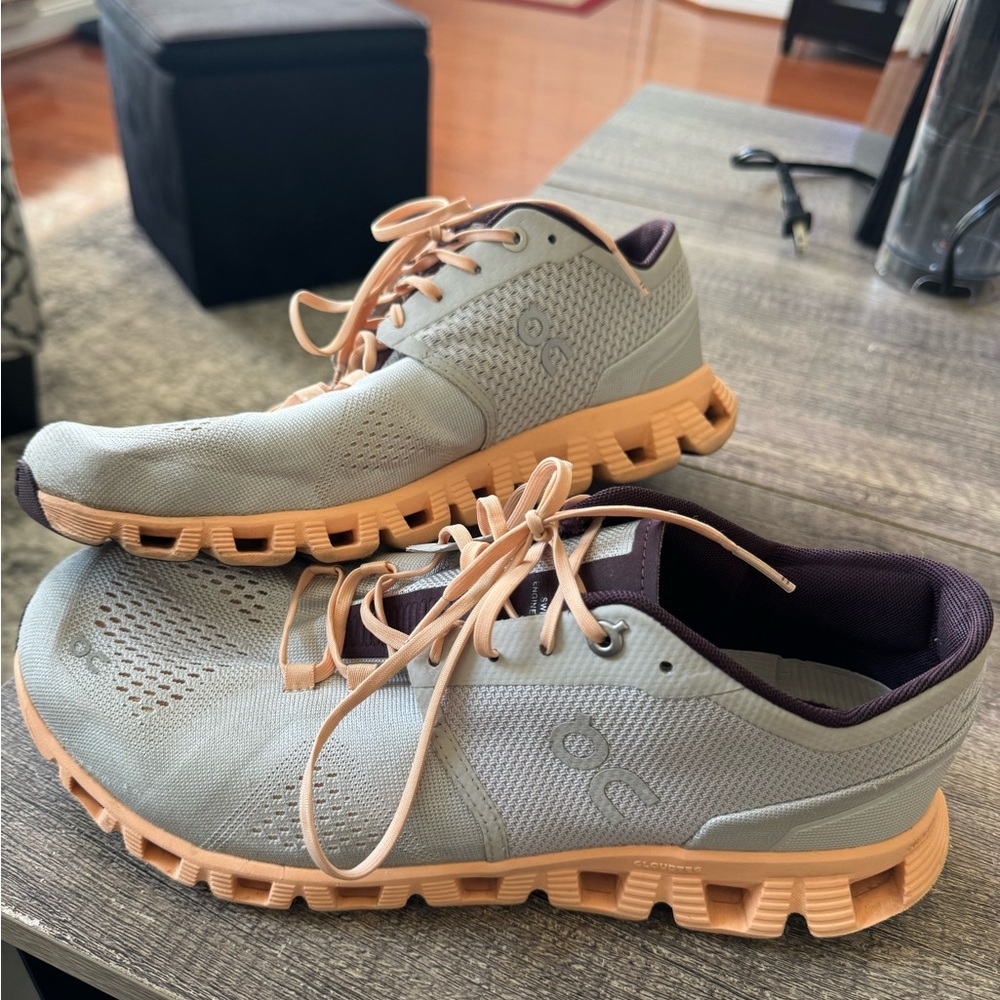 Women’s OnCloud Sneakers Size 10